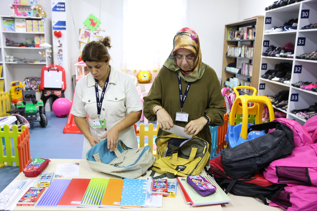 KÜÇÜKÇEKMECE’DE İHTİYAÇ SAHİBİ ÖĞRENCİLERE KIRTASİYE PAKETİ DESTEĞİ