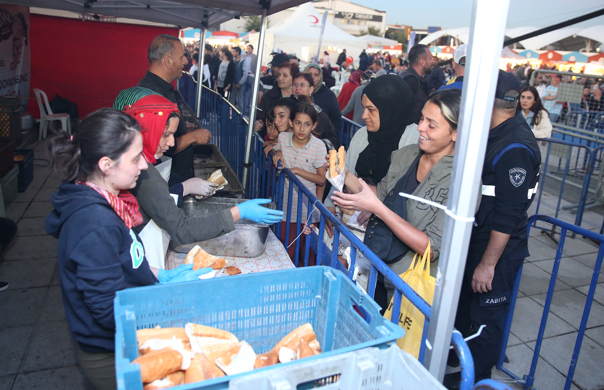 KÜÇÜKÇEKMECE’DEKİ TRABZON FESTİVALİ’NDE 3 TON HAMSİ İKRAM EDİLDİ