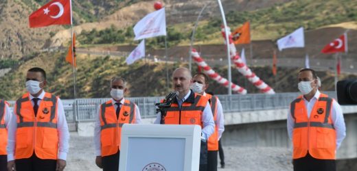 BAKAN KARAİSMAİLOĞLU; TÜRKİYE’NİN EN YÜKSEK KÖPRÜSÜ BEĞENDİK BOTAN KÖPRÜSÜ’NDEN YAKLAŞIK 1.5 MİLYON ARAÇ GEÇTİ