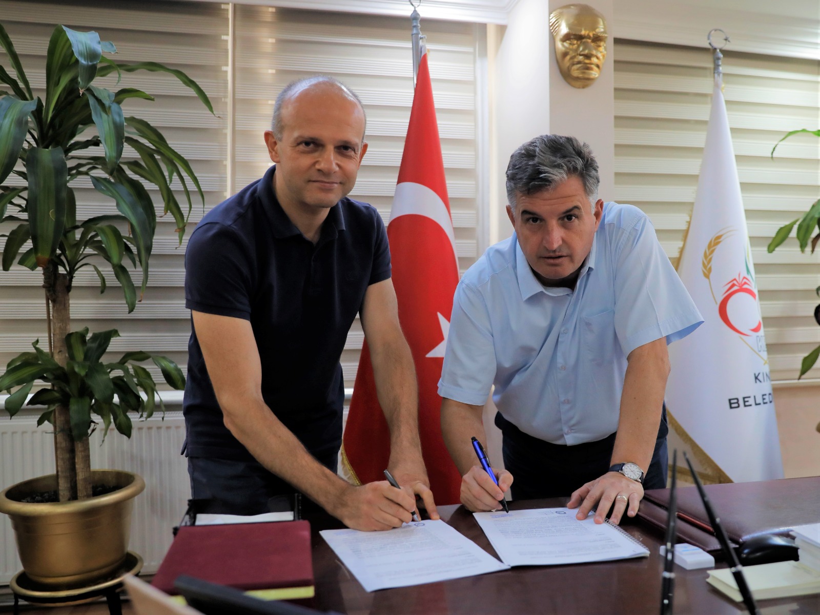 KINIK TIRMANMAYA DEVAM EDİYOR