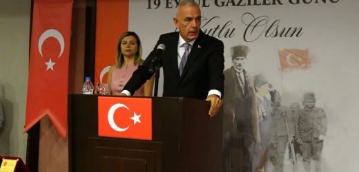 KAYMAKAM AKSOY’DAN GAZİLERE 101. YIL ONUR PLAKETİ