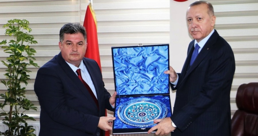 KINIK BELEDİYESİ ÖDÜLE DOYMUYOR
