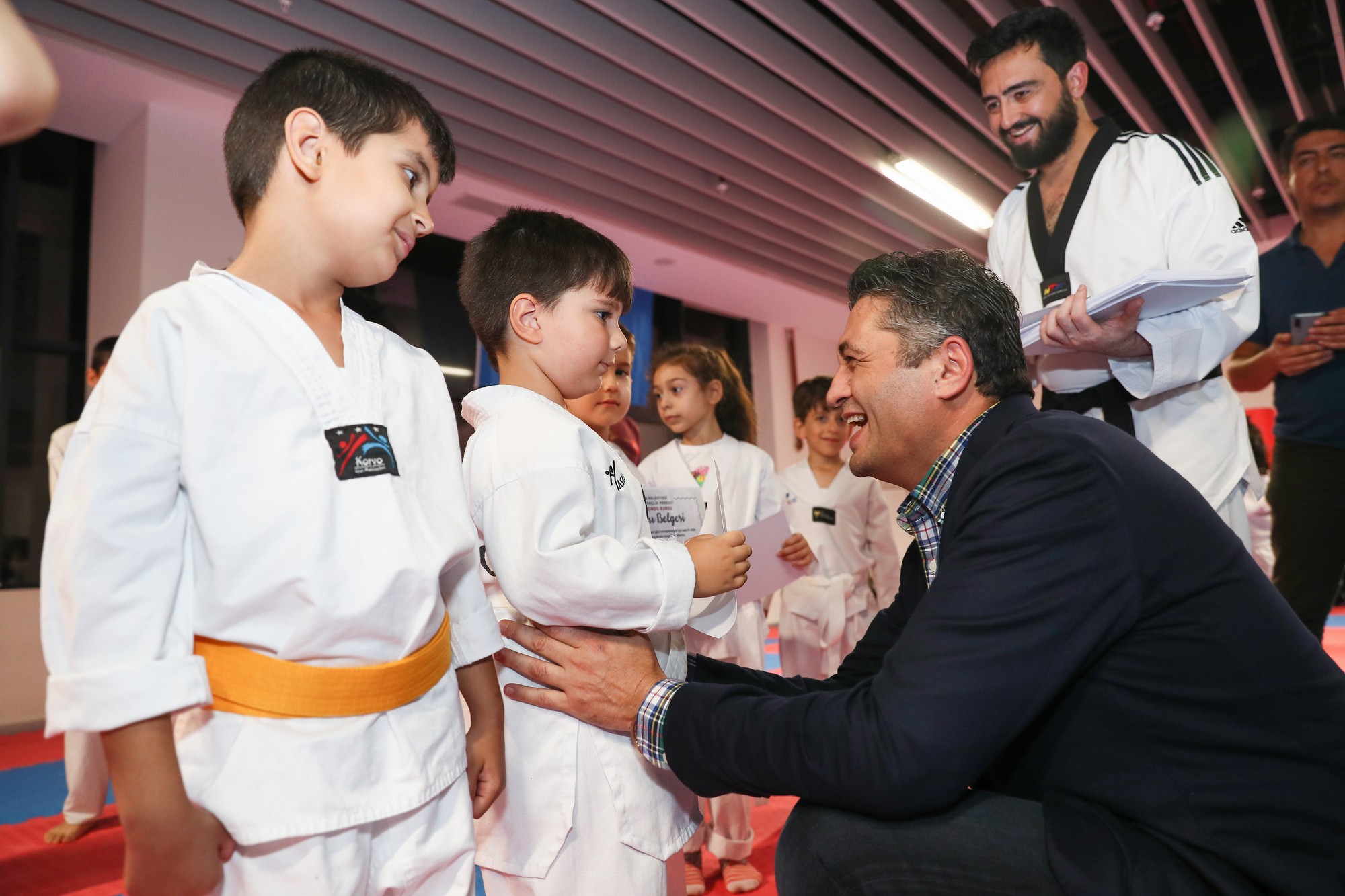Aliağalı Minik Yüzücü ve Taekwondoculara Başarı Belgesi