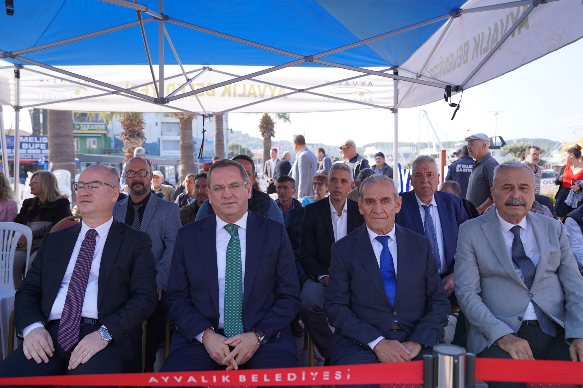 AYVALIKLI MUHTARLAR CUMHURİYET MEYDANI’NDA BULUŞTU