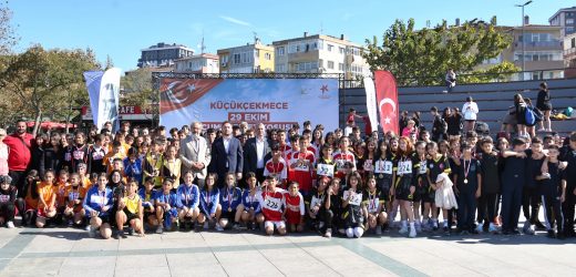 KÜÇÜKÇEKMECE’DE CUMHURİYET KOŞUSU DÜZENLENDİ