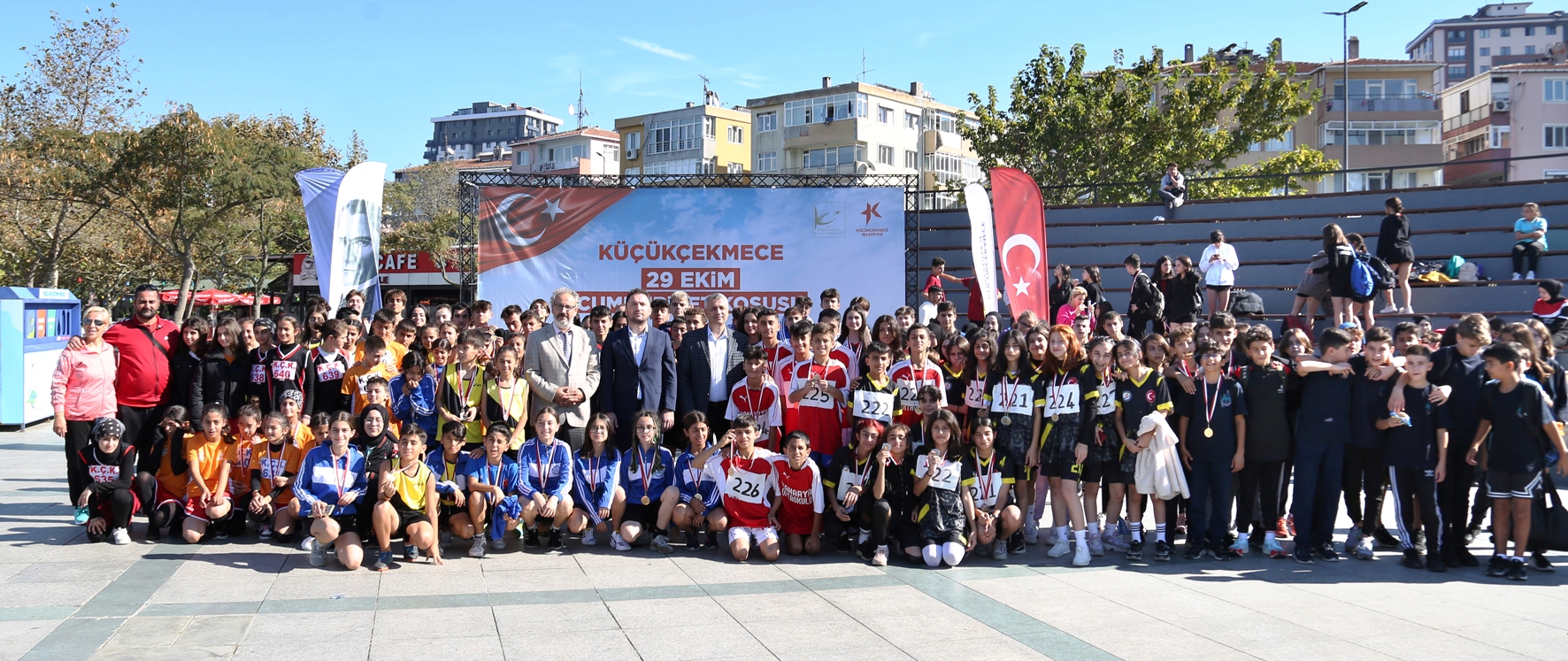 KÜÇÜKÇEKMECE’DE CUMHURİYET KOŞUSU DÜZENLENDİ