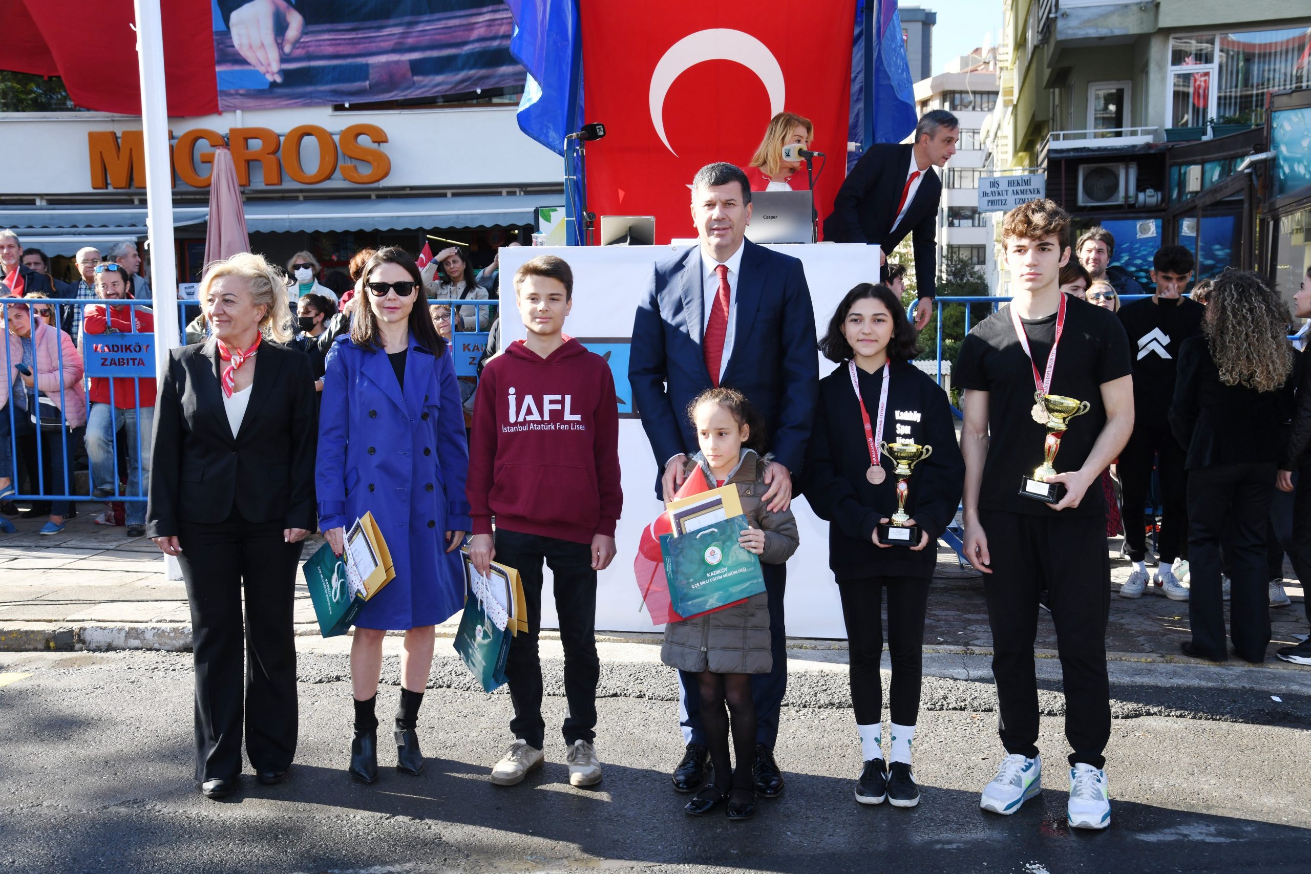 KADIKÖY’DE BÜYÜK CUMHURİYET YÜRÜYÜŞÜ ÖNCESİ RENKLİ GÖRÜNTÜLER