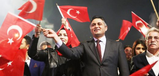 Aliağa Cumhuriyet Bayramı’nı İzel-Çelik-Ercan İle Kutladı