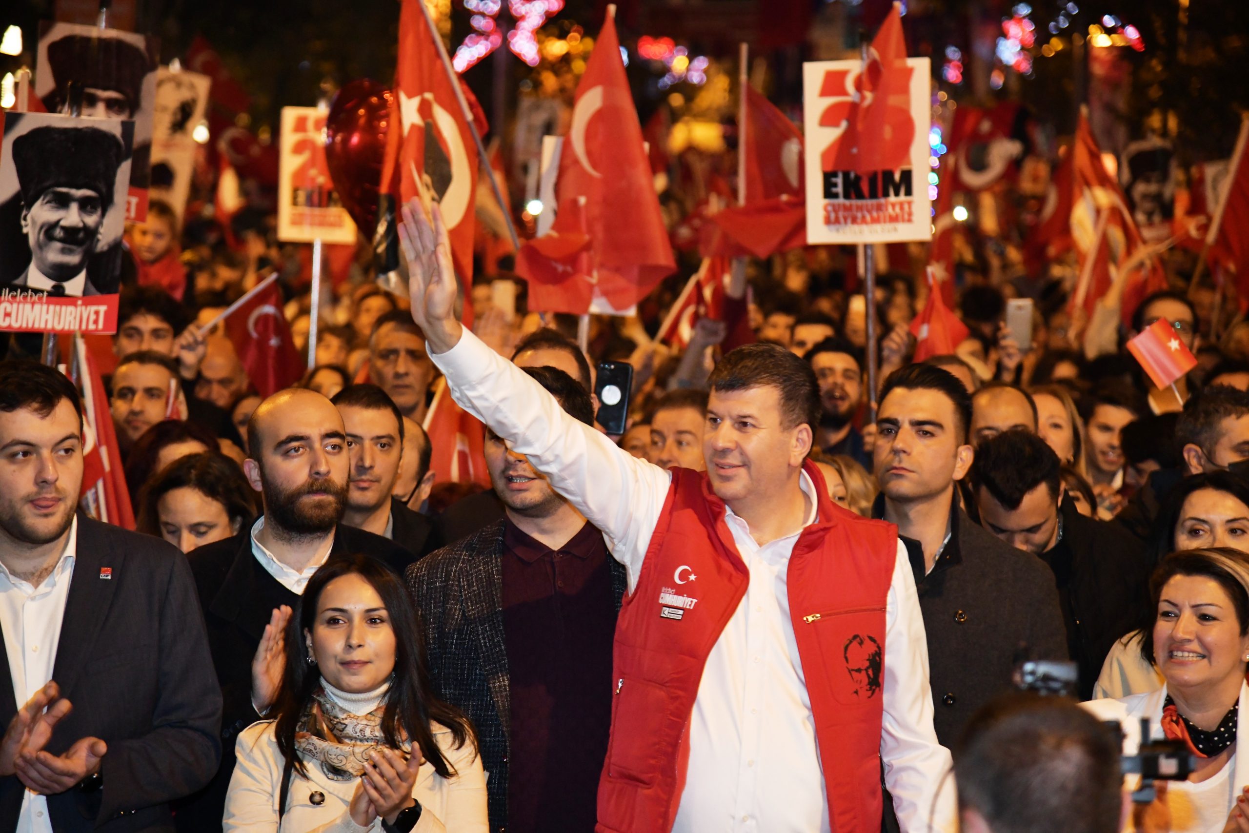 CUMHURİYET’İN 100. YILI’NA 1 KALA KADIKÖY’DE CUMHURİYET COŞKUSU