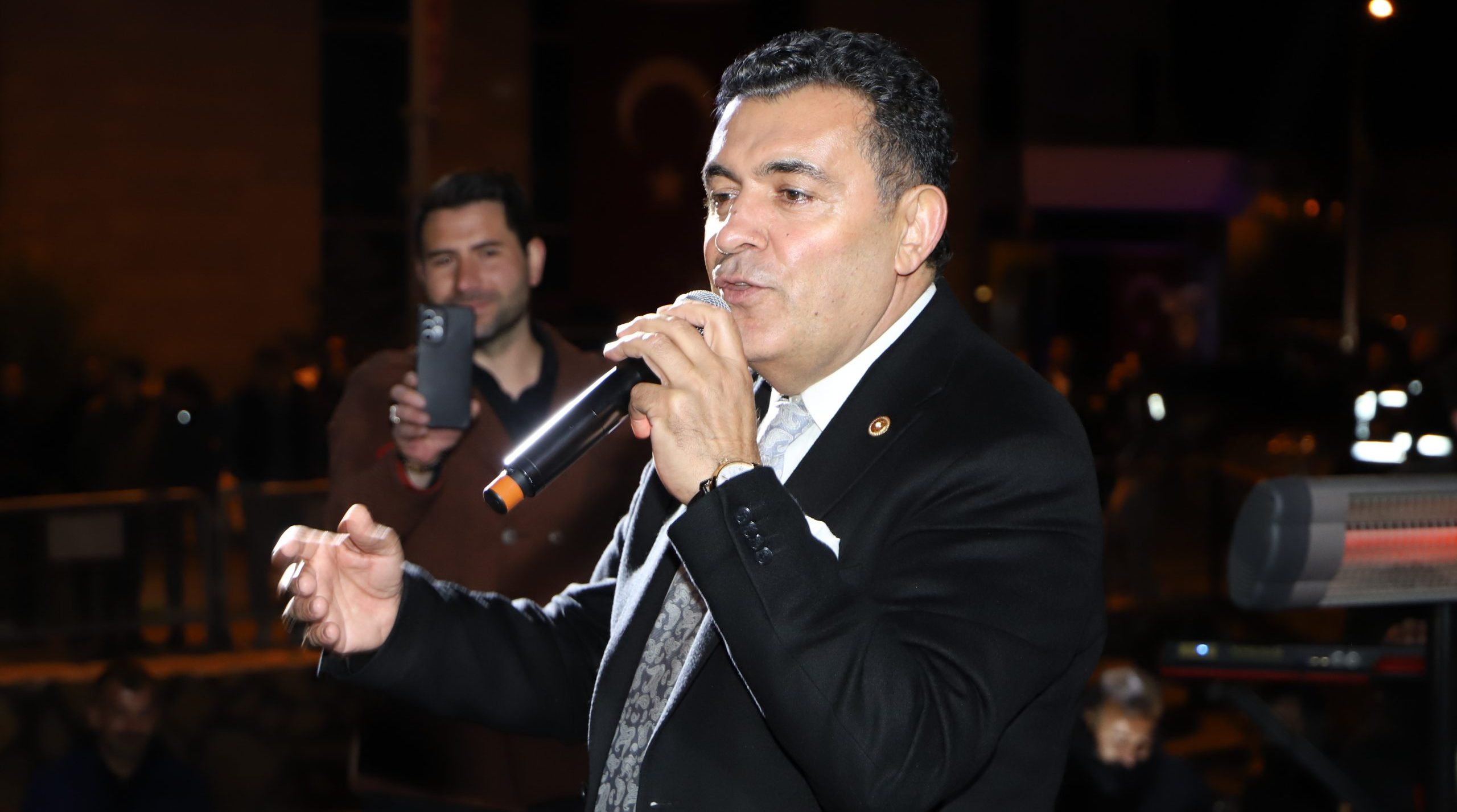CUMHURİYET COŞKUSU ‘GÜLAY KONSER’İ İLE TAVAN YAPTI