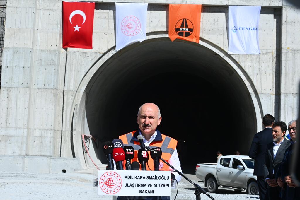 ULAŞTIRMA VE ALTYAPI BAKANI KARAİSMAİLOĞLU: TÜRKİYE’NİN EN UZUN TÜNELİ ZİGANA’DA SONA YAKLAŞILDI