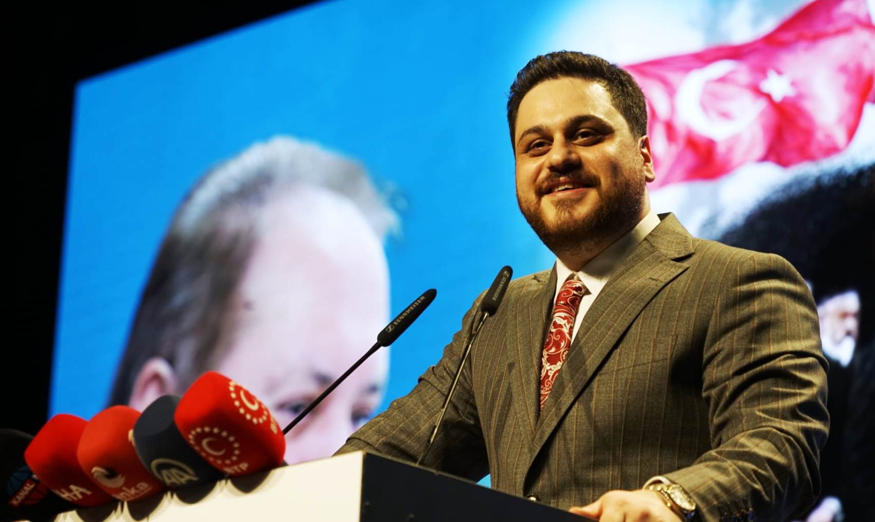 Baş:  “Mücadelemiz istikbali gökdelenlerde arayanlarla”