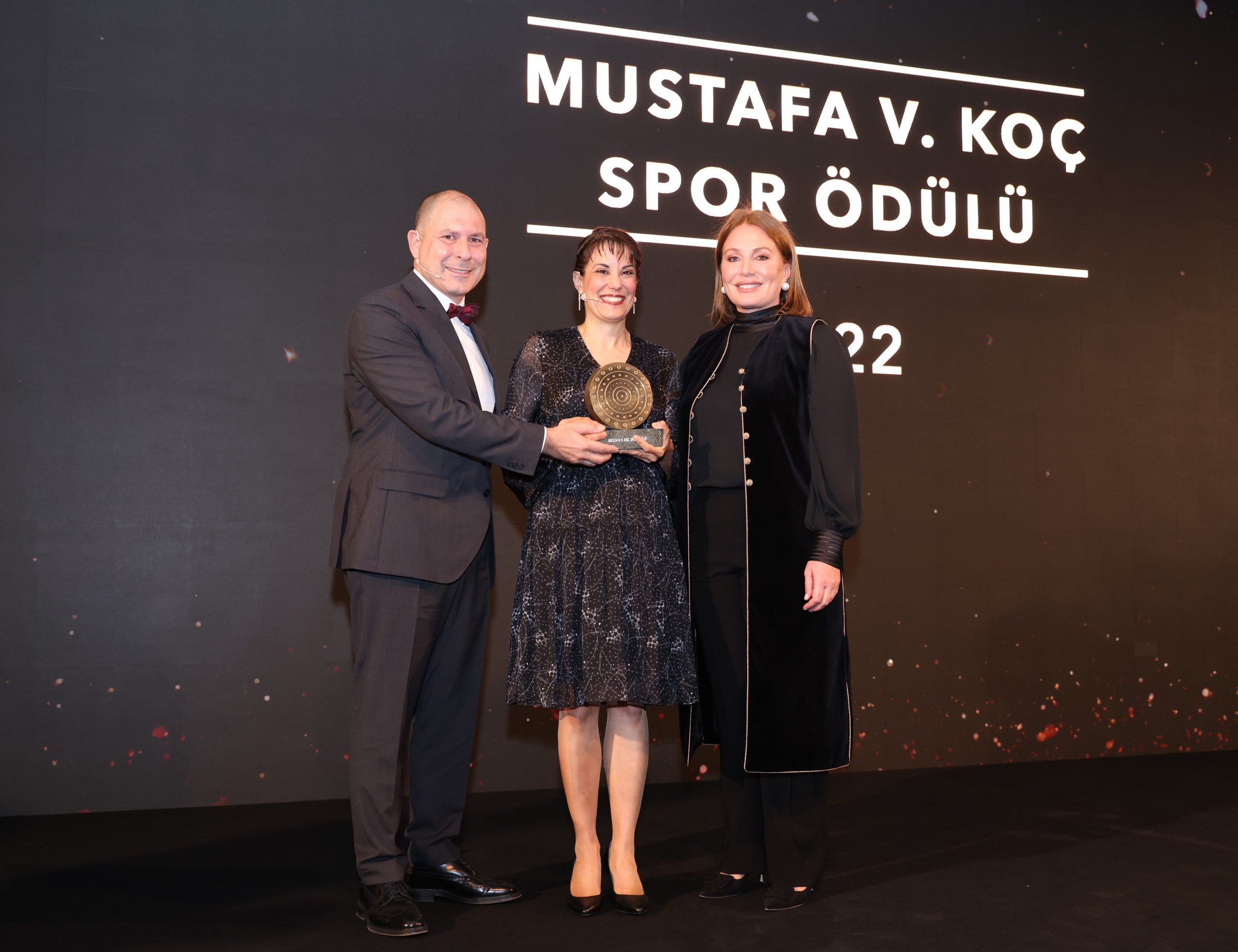 2022 MUSTAFA V. KOÇ SPOR ÖDÜLÜ’NE  YARDIMSEVERLİK KOŞULARI İLE  GÖNÜLLÜLÜK İÇİN ALAN AÇAN  “ADIM ADIM OLUŞUMU” LAYIK GÖRÜLDÜ