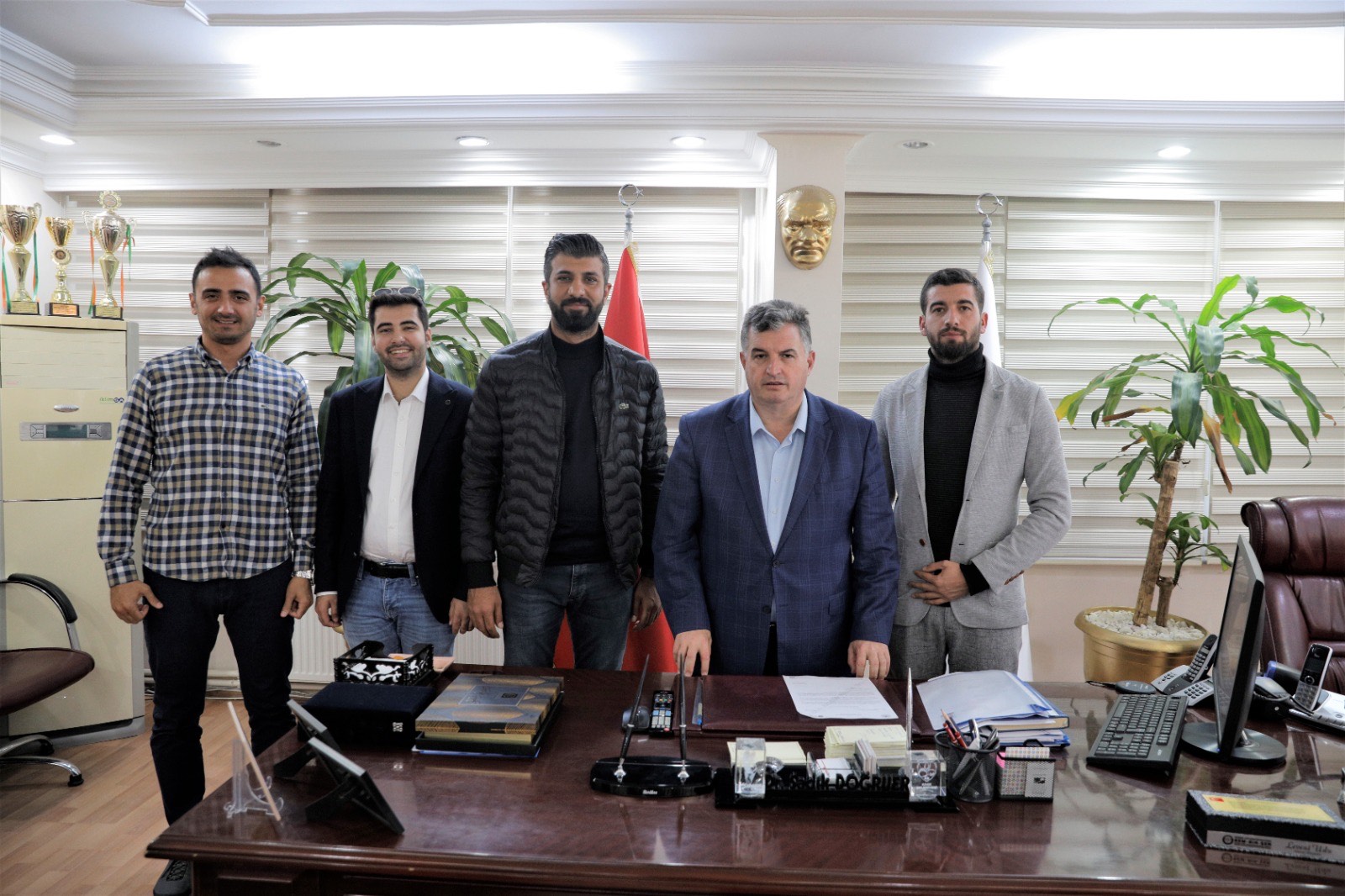 İYİLİKSEVERLER ‘GÖNÜL TRAŞI’ İÇİN KINIK’TA TÜGVA VE BERBERLER ODASI’NDAN KINIK’TA ANLAMLI ETKİNLİK