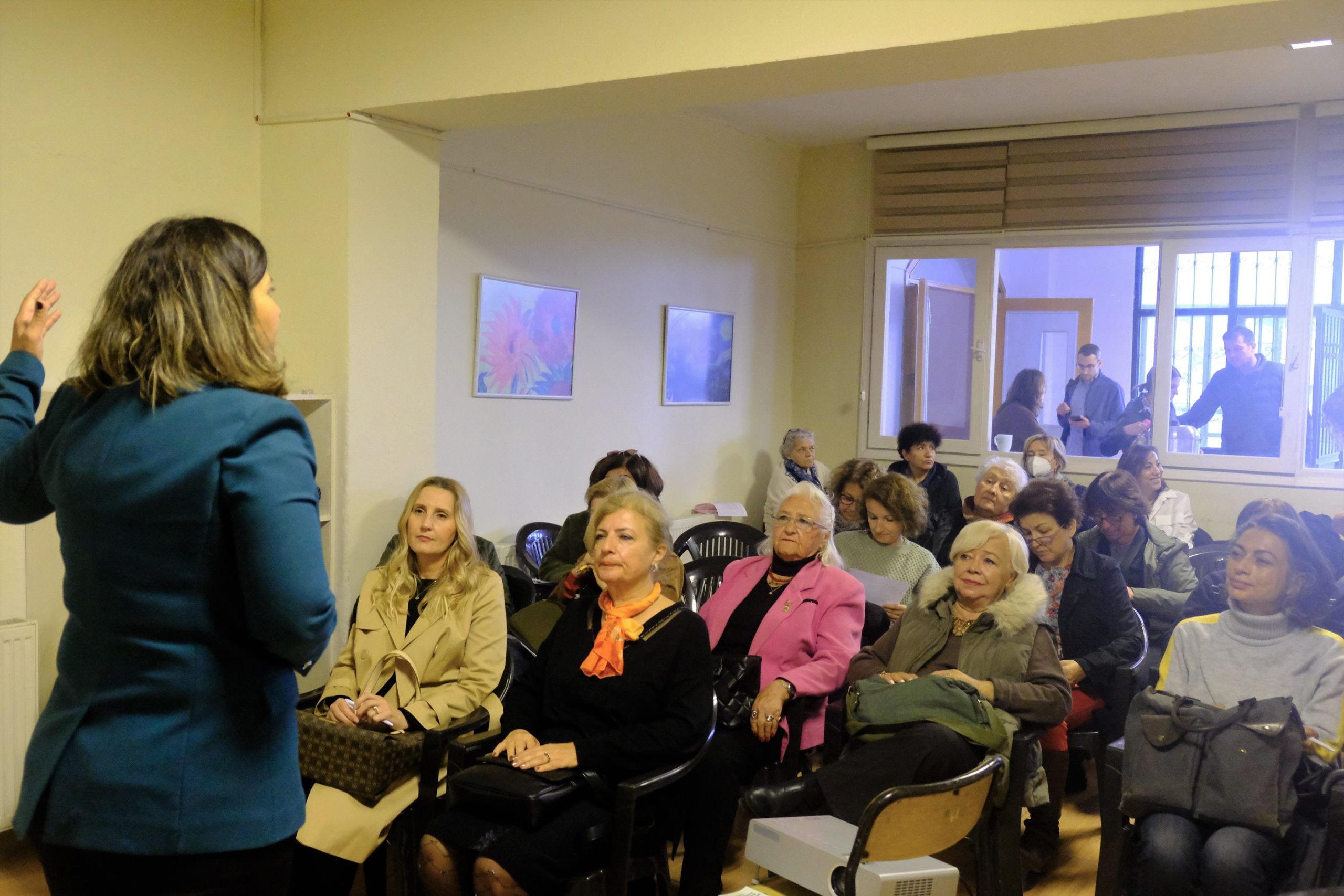 AYVALIK BELEDİYESİ’NDEN KADINA YÖNELİK ŞİDDETLE MÜCADELE BULUŞMALARI