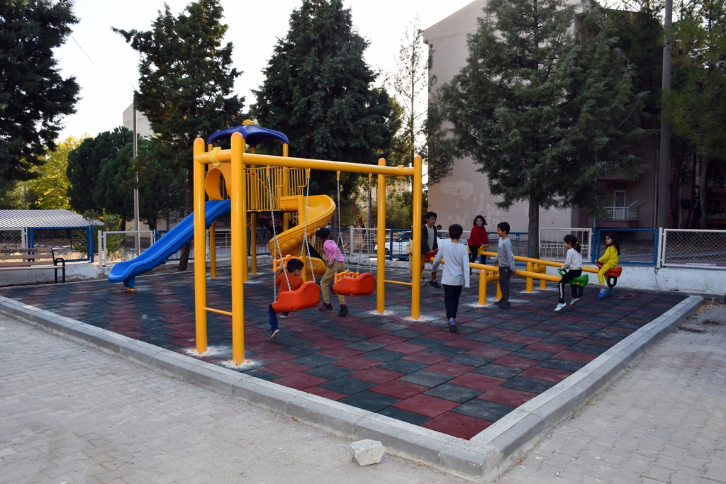 Yatağan Belediyesi’nden üç mahalleye çocuk oyun grubu