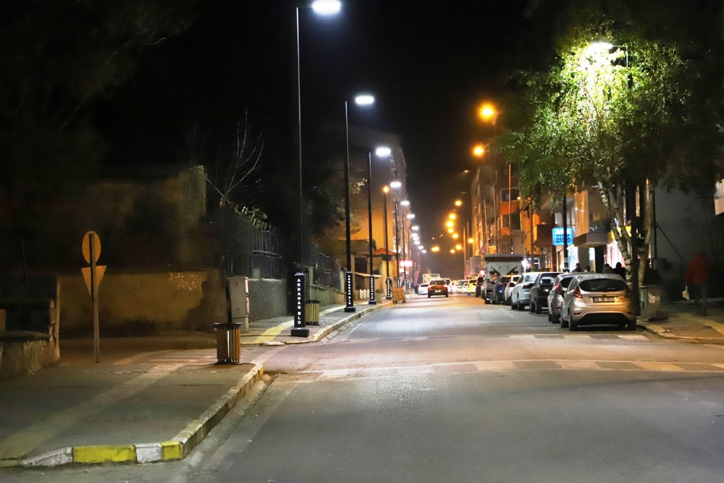 ARDAHAN LİSE CADDESİ, YENİ AYDINLATMA DİREKLERİYLE HAYRANLIK UYANDIRIYOR