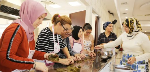 KÜÇÜKÇEKMECELİ KADINLAR “EŞİTLİK MERKEZİ”NDE ÜRETİYOR