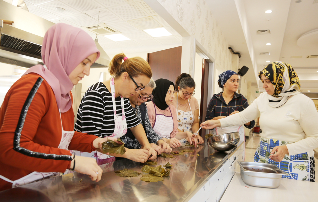 KÜÇÜKÇEKMECELİ KADINLAR “EŞİTLİK MERKEZİ”NDE ÜRETİYOR