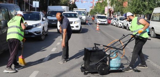 ARDAHAN’DA ASFALT YAMA ÇALIŞMALARI ARALIKSIZ SÜRÜYOR