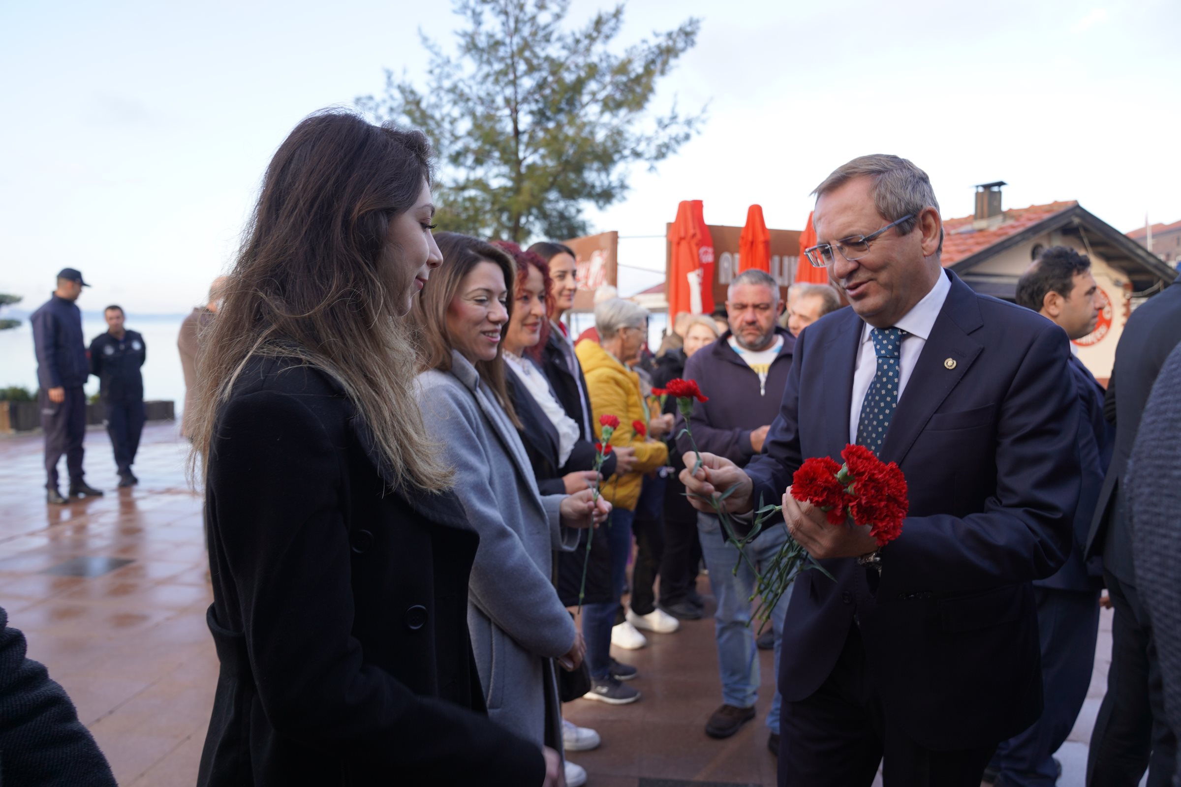ÖĞRETMENLER GÜNÜ AYVALIK’TA KUTLANDI