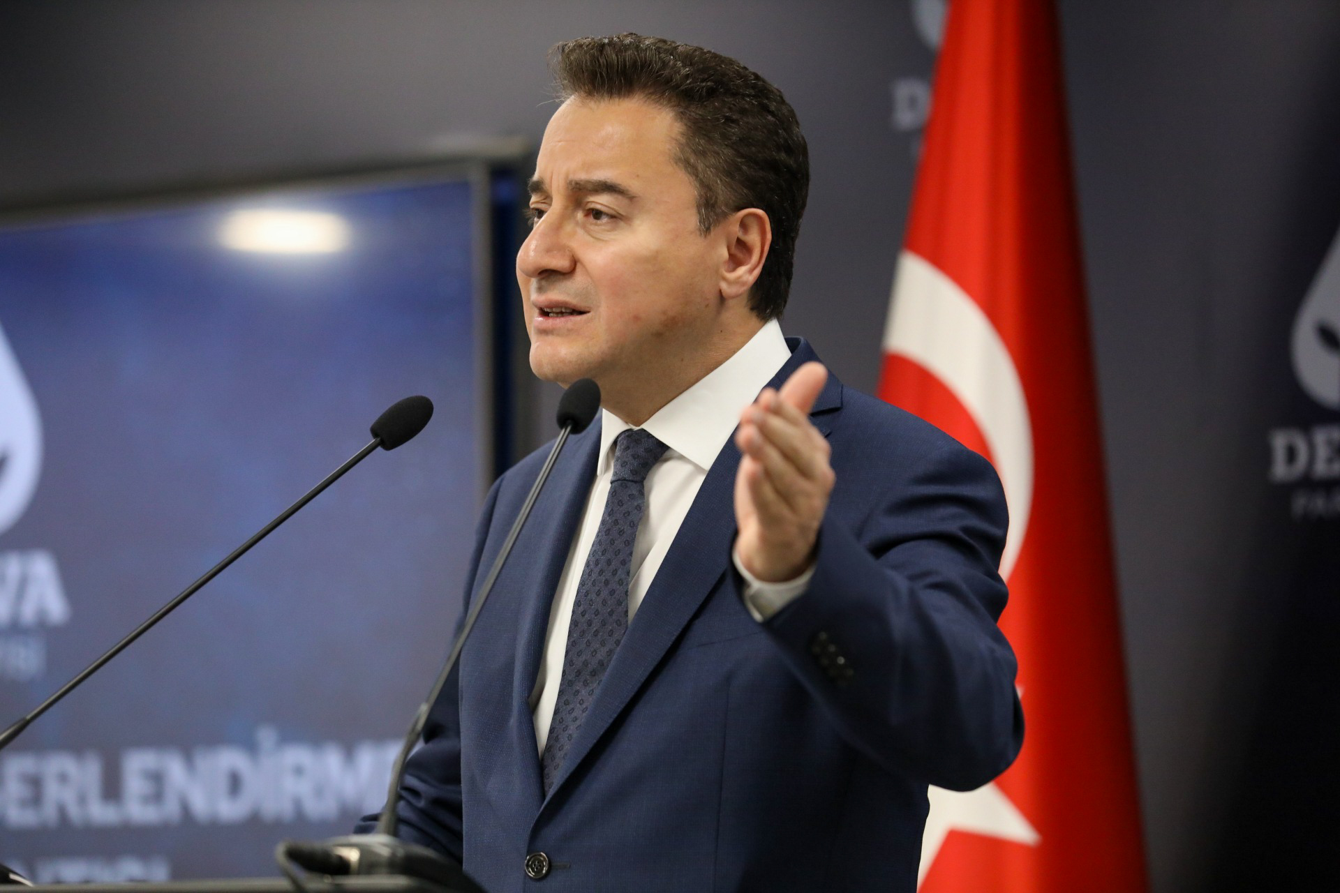 BABACAN, ERDOĞAN’IN VİDEOLARINI İZLETTİ