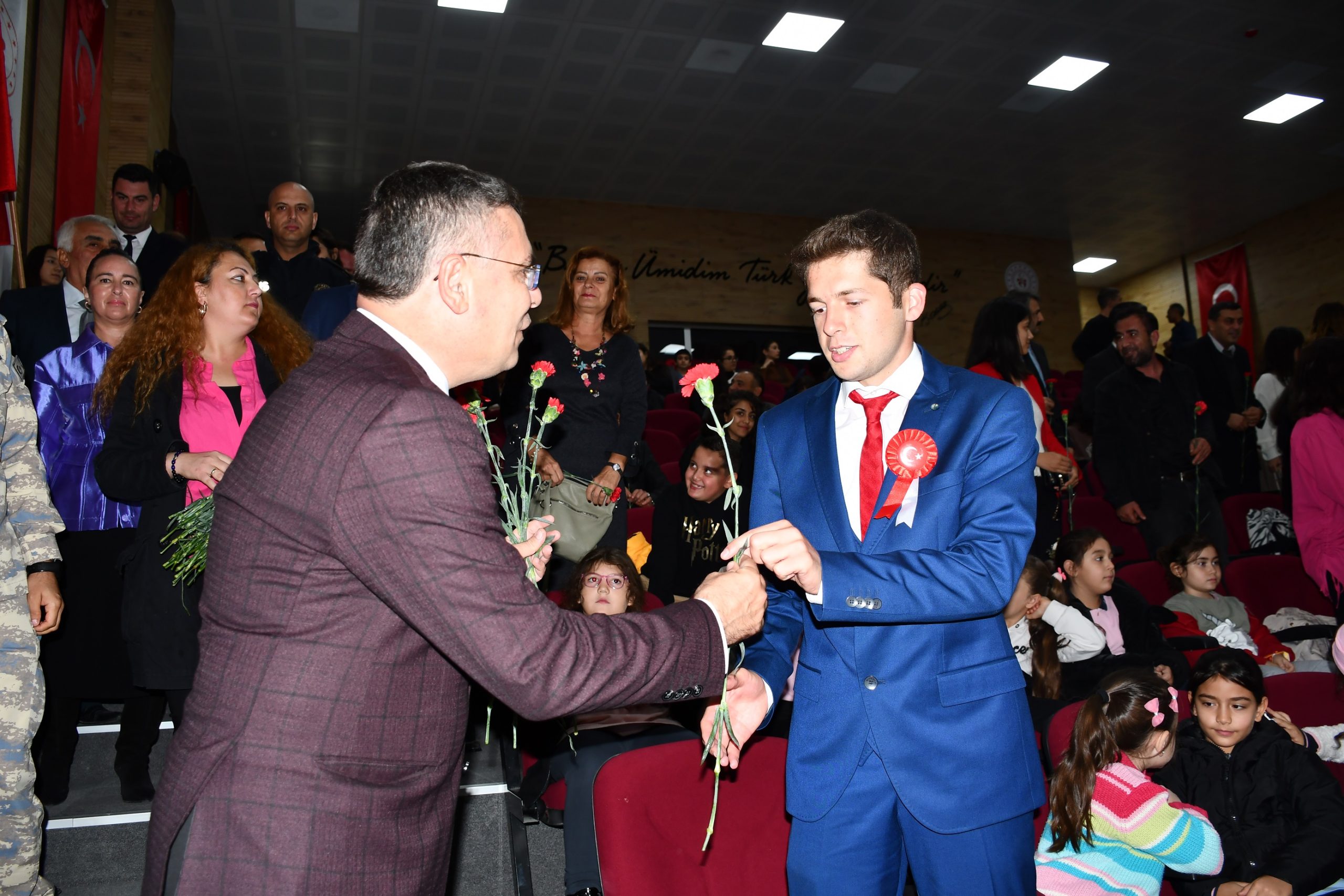 Yatağan Belediyesi’nden tüm öğretmenlere karanfil