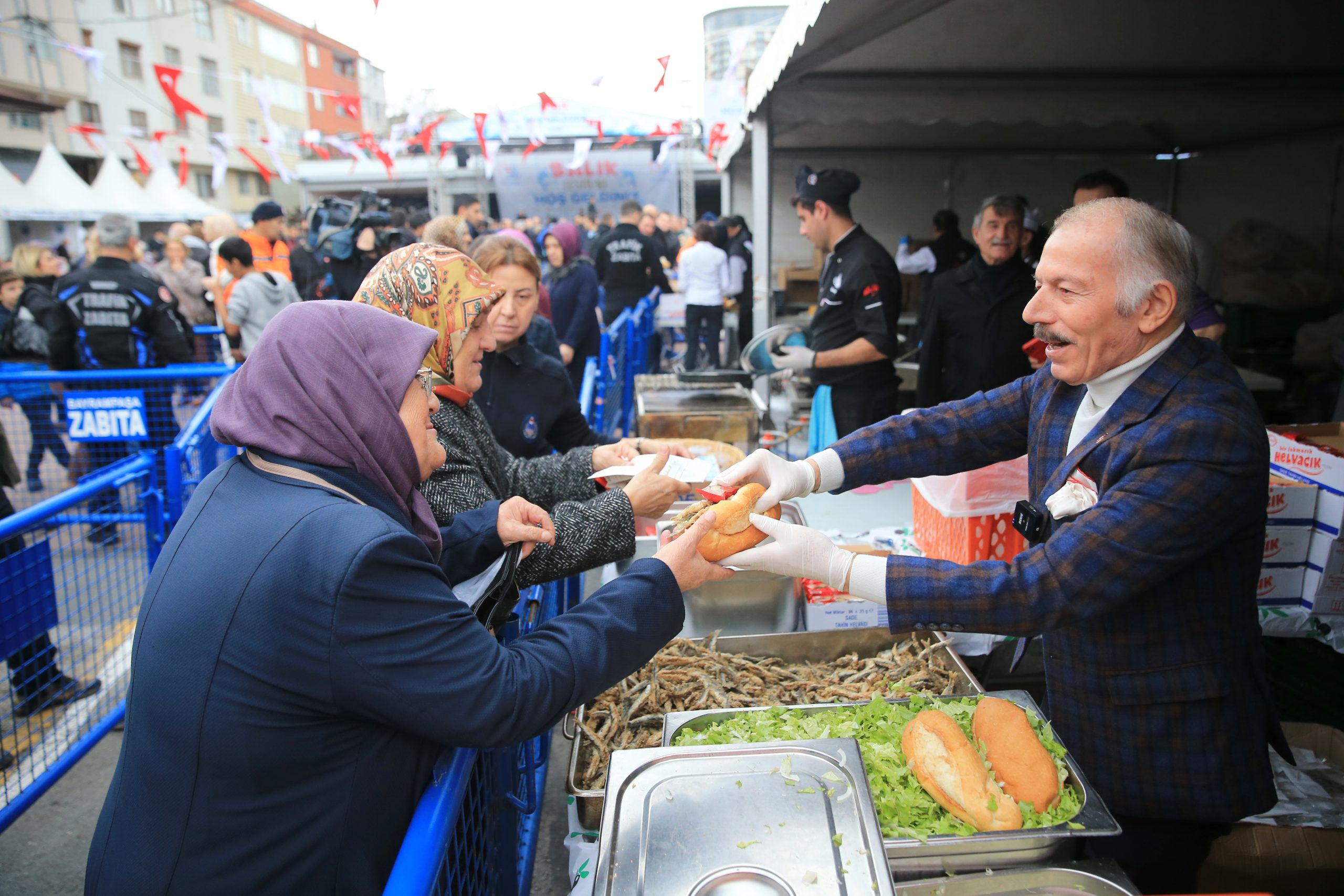 Bayrampaşa hamsi ve horonla coştu