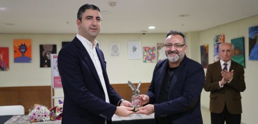 Gurbetçi Yazar Kenan Taşkesen, “Aşil Topuğu” Adlı Kitabını Okurları İçin İmzaladı