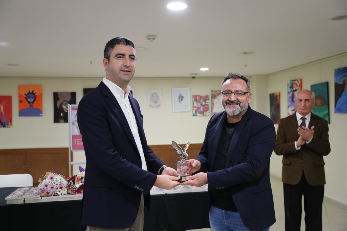 Gurbetçi Yazar Kenan Taşkesen, “Aşil Topuğu” Adlı Kitabını Okurları İçin İmzaladı