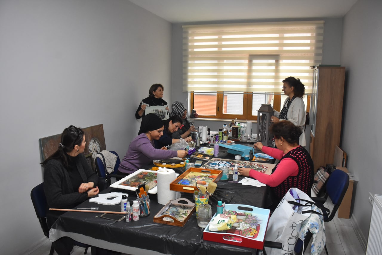 ATATÜRK GENÇLİK MERKEZİ’NDE EL SANATLARI KURSU EL EMEĞİ GÖZ NURU ÇALIŞMALAR