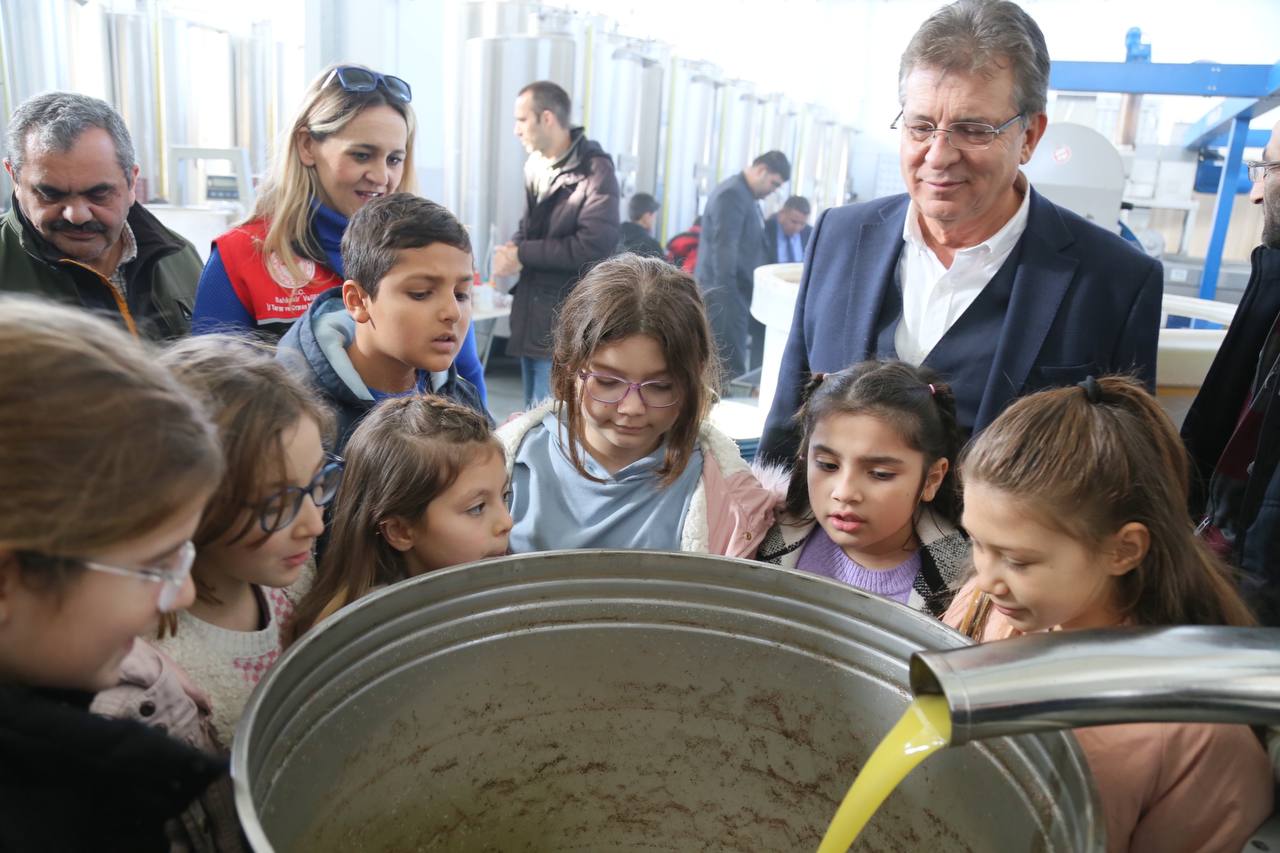 BAŞKAN ARSLAN ÖĞRENCİLERLE ZEYTİN HASADI YAPTI