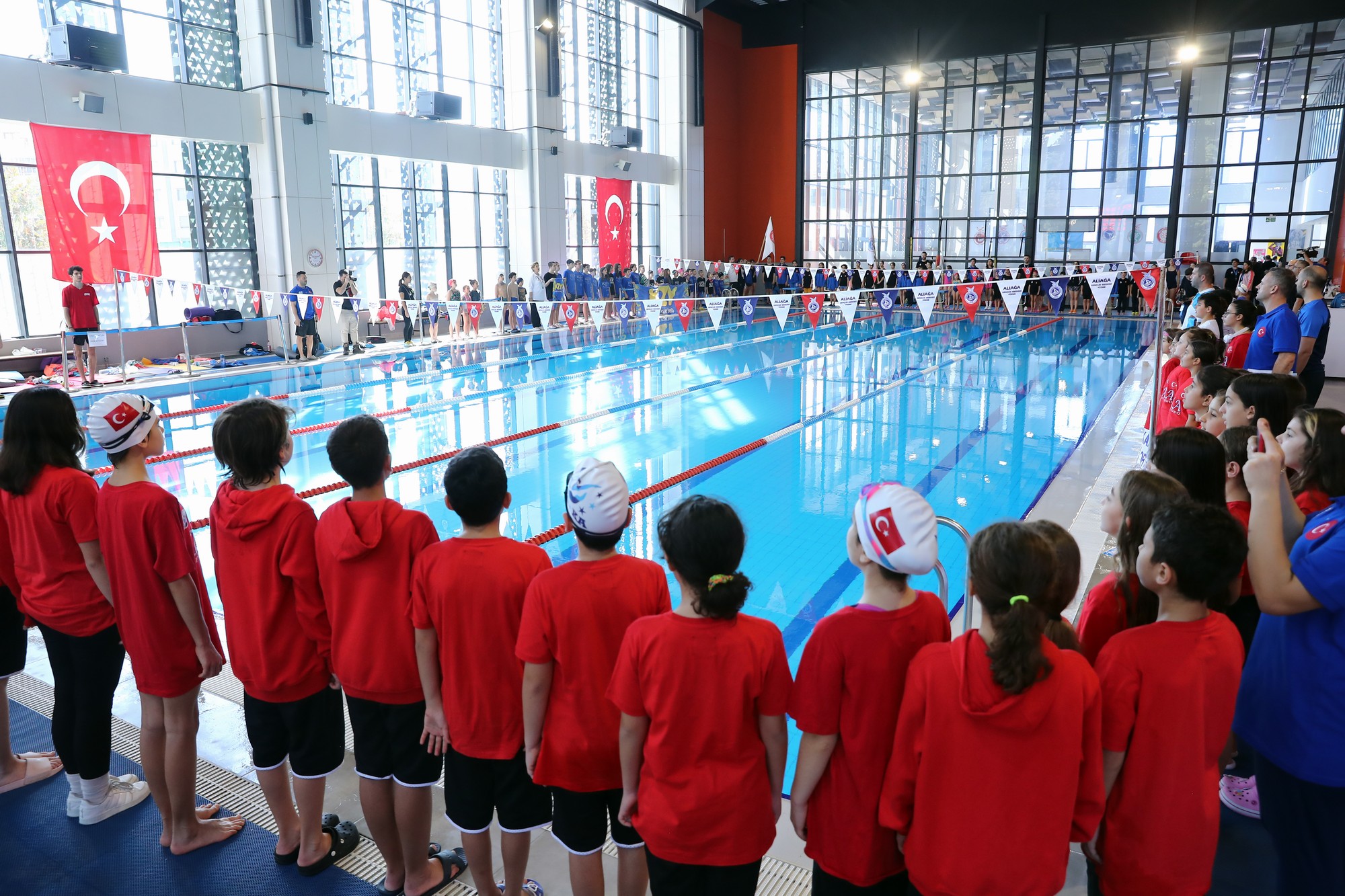 İzmir’in Minik Yüzücüleri Aliağa’da Yarıştı