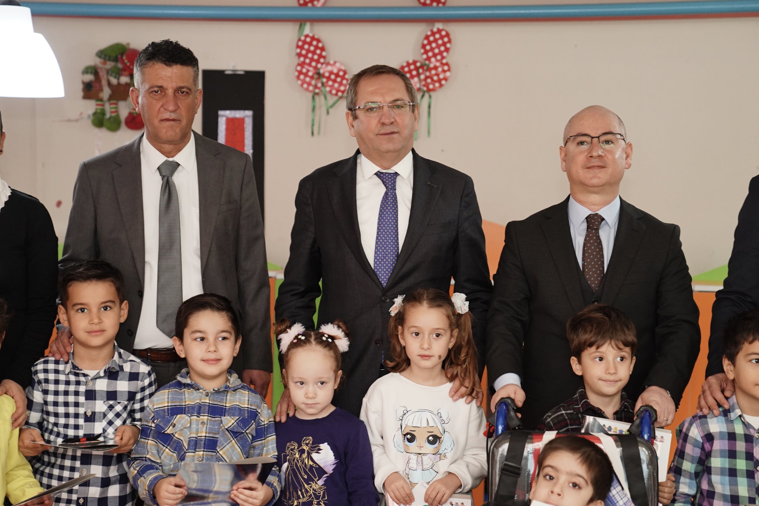 BAŞKAN ERGİN MİNİKLERİN KARNE HEYECANINI PAYLAŞTI