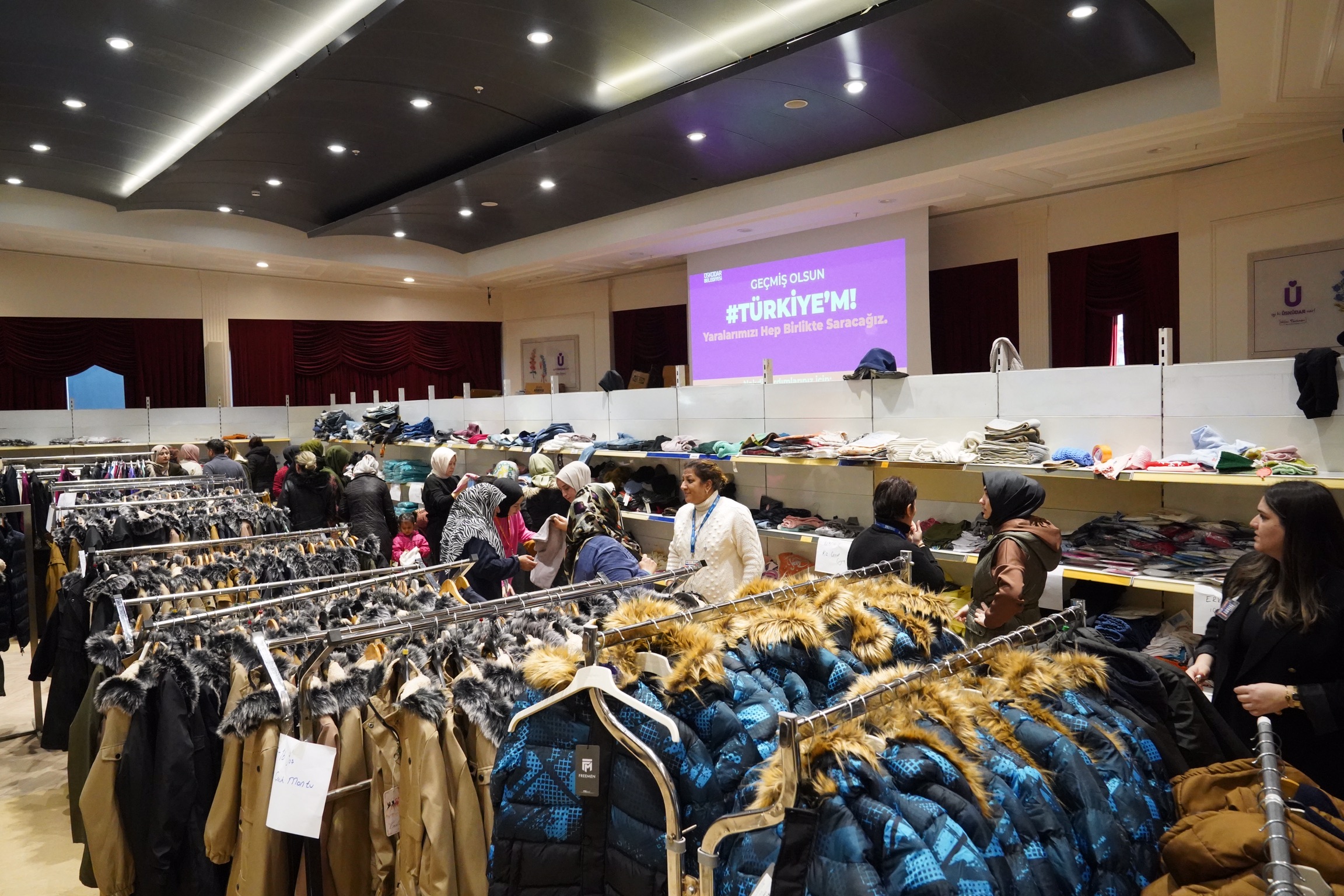 Üsküdar Belediyesi İstanbul’a Gelen Depremzedeler İçin Sosyal Market Açtı