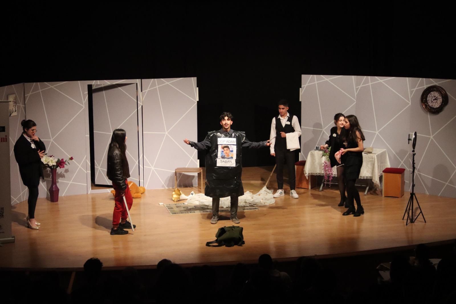 Kınıklı Gençler 2023 Yılı Gençler Arası Tiyatro Yarışması’nda Sahne Aldı