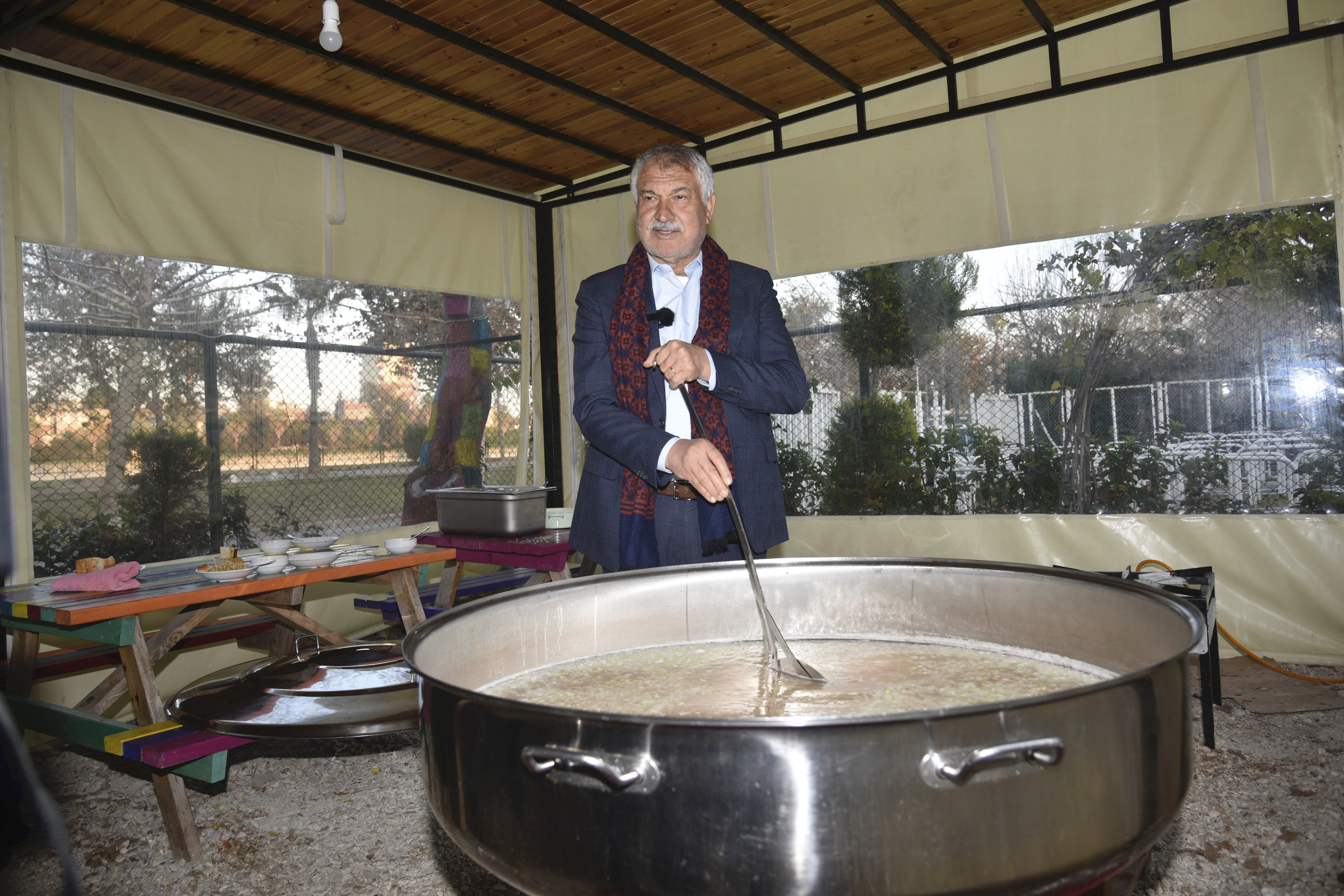 Başkan Zeydan Karalar sahadan ayrılmıyor