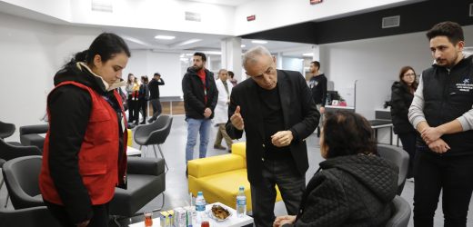 Küçükçekmece Belediyesi’nden Kente Gelen Depremzedelere Kıyafet ve Sıcak Yemek Desteği