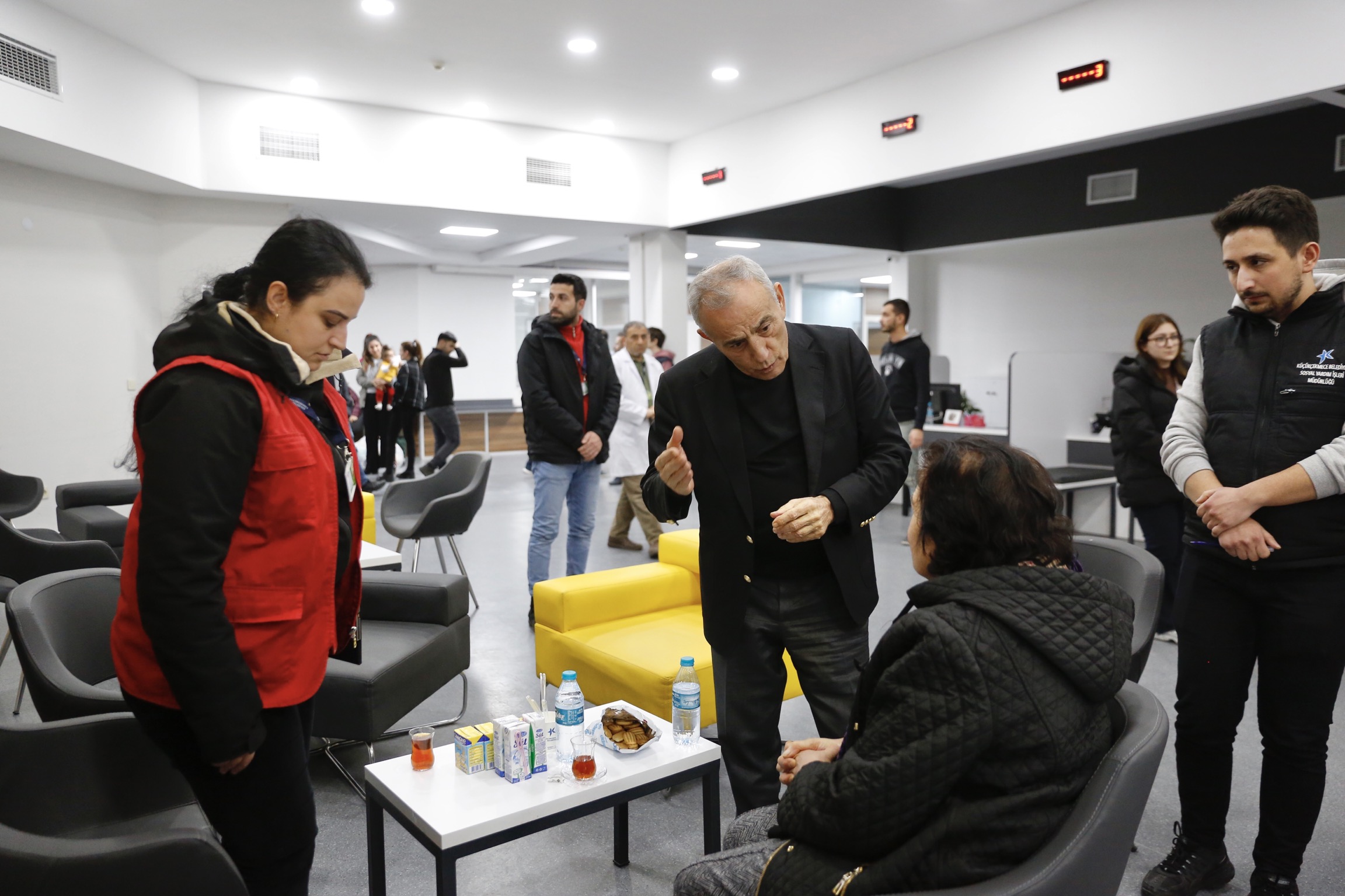 Küçükçekmece Belediyesi’nden Kente Gelen Depremzedelere Kıyafet ve Sıcak Yemek Desteği