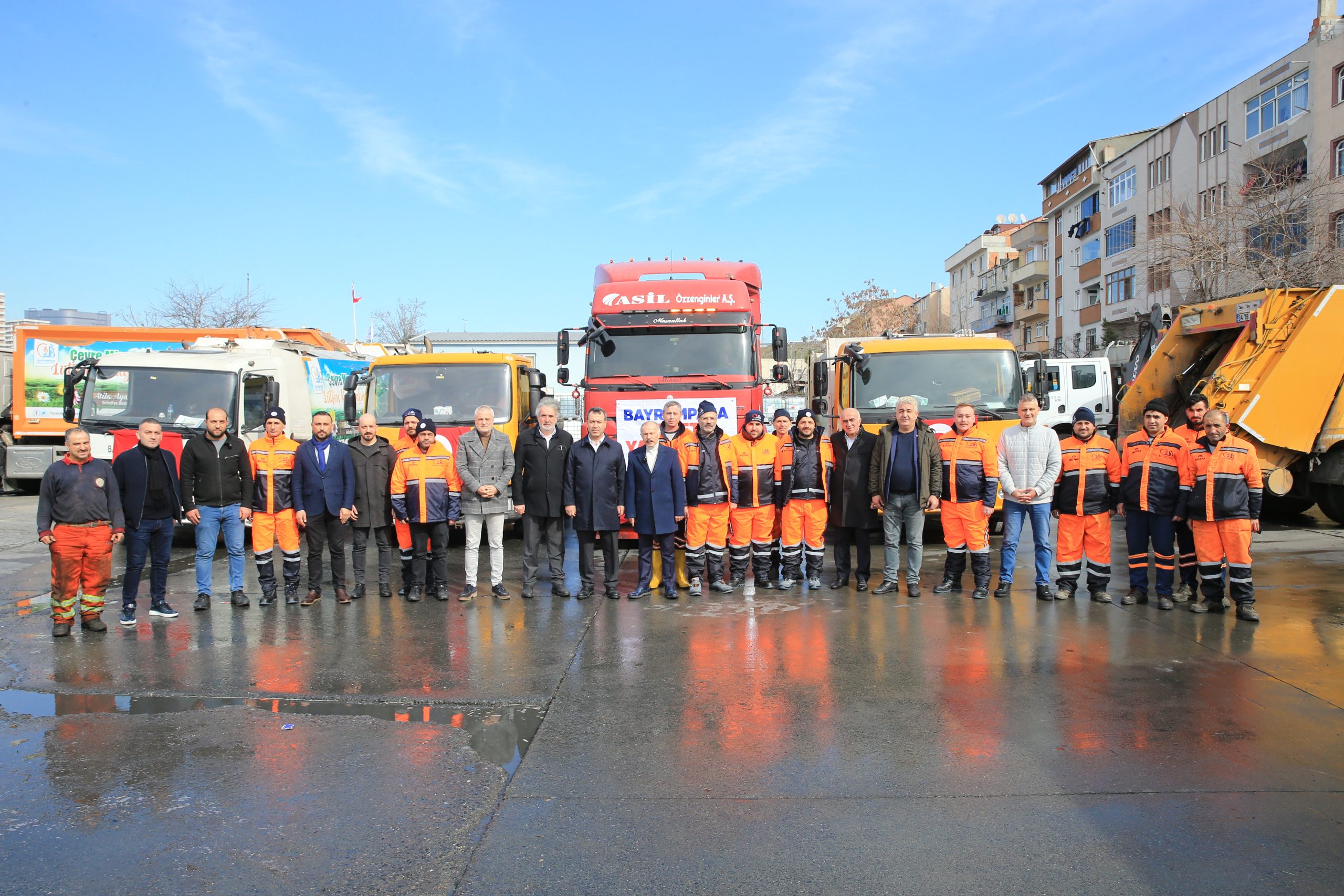 Bayrampaşa Belediyesi’nin temizlik ekibi ve araçları deprem bölgesinde