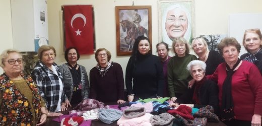 Kartallı Kadınların Ördükleri Atkı ve Bereler Depremzedelere Gönderiliyor