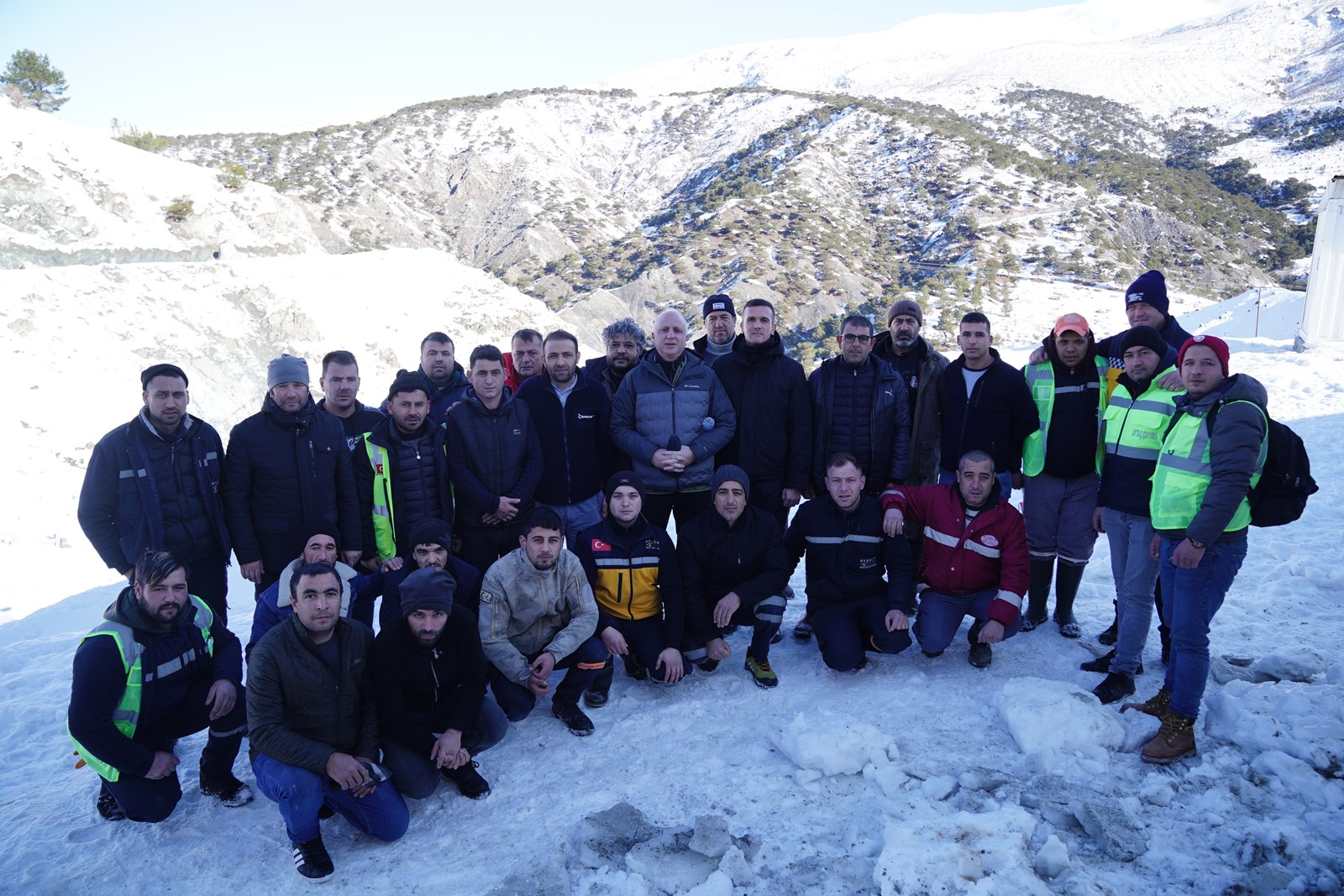 Ayvalık Belediyesi ekipleri deprem bölgesinde