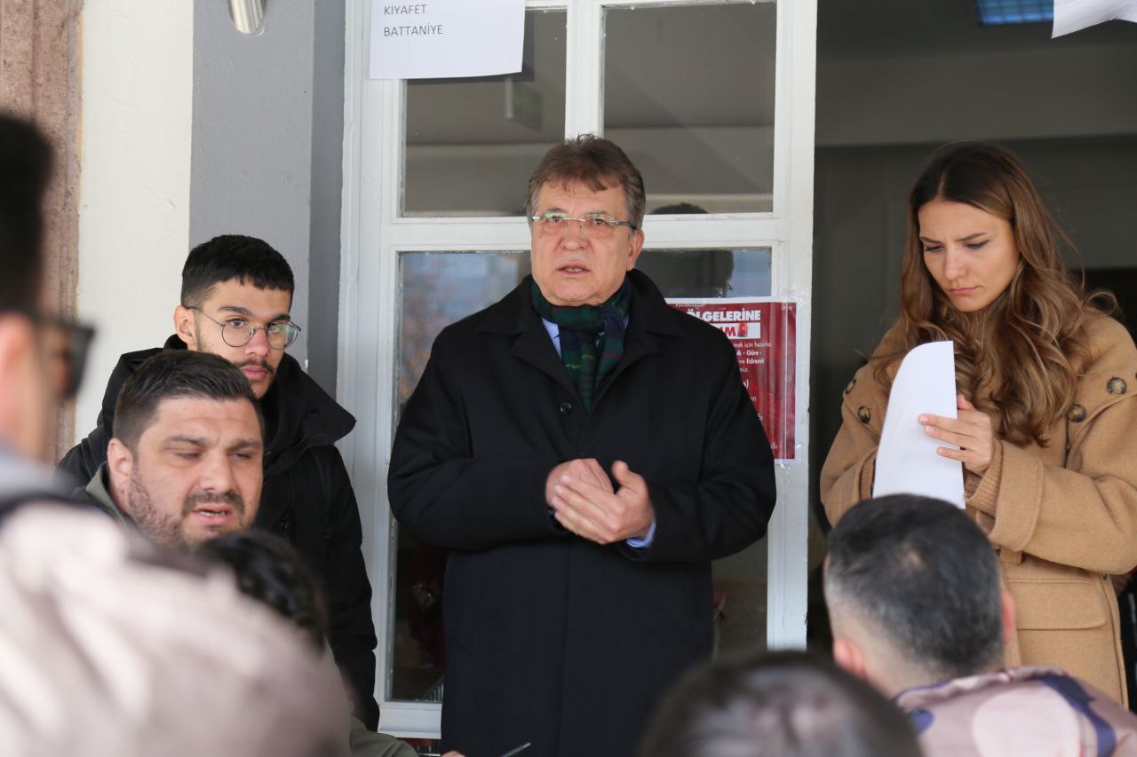 Edremit’e Gelen Depremzedelere Şefkat Eli Ulaşıyor