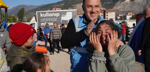 Depremzede çocuklar zeytin ağaçlarına ilk can suyunu verdi