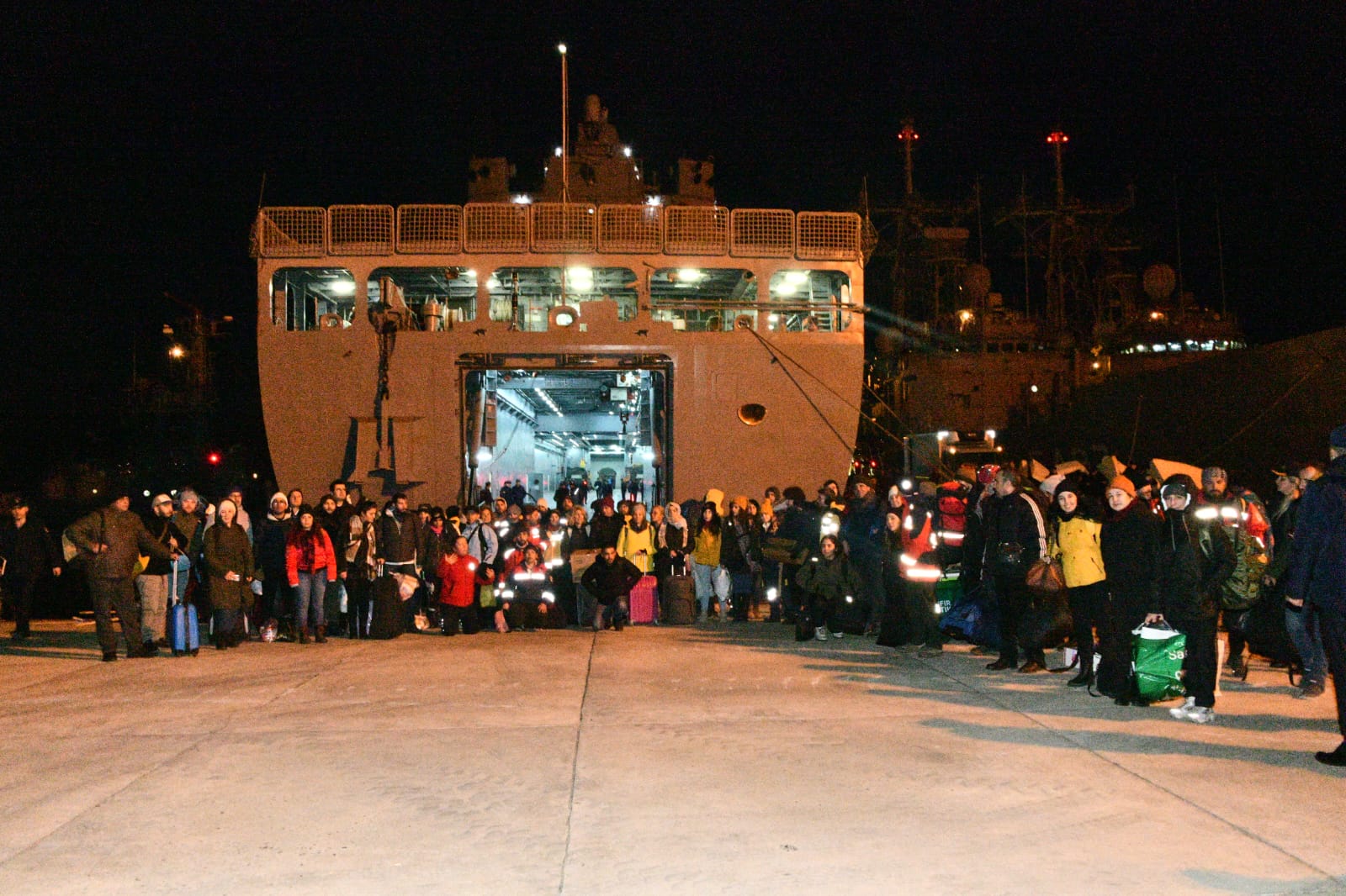 Muğla’dan Deprem Bölgesine Tıbbi Malzemeler ve İş Makineleri  Askeri Gemilerle Yola Çıktı