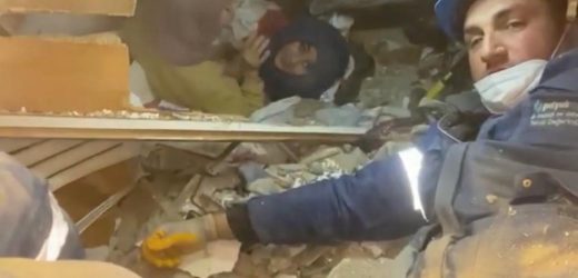 Kınık Polyak Kurtarma Timi zamanla yarıştı anne kızı kurtardı