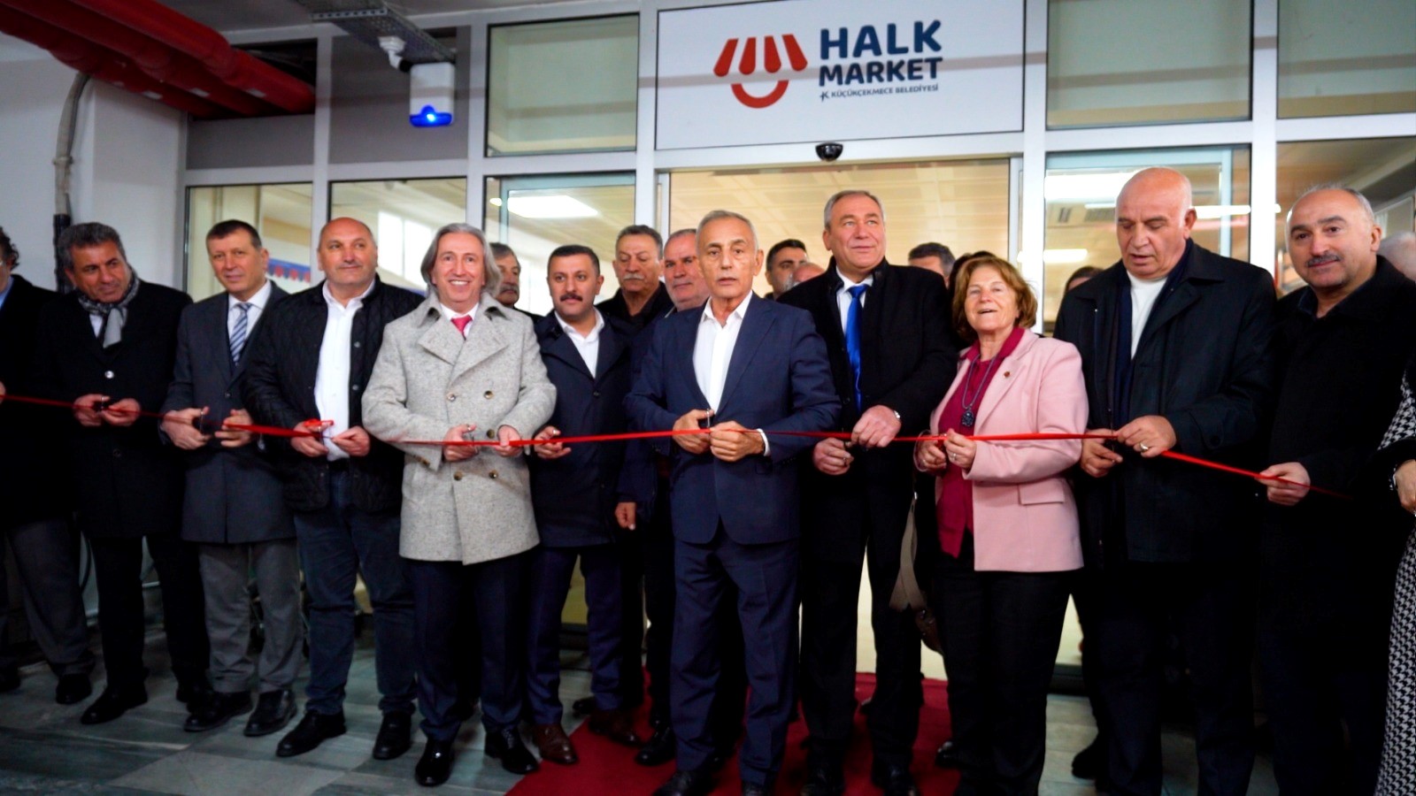 KÜÇÜKÇEKMECE’DE ALIŞVERİŞ FİLELERİ DAYANIŞMA İLE DOLUYOR, İHTİYAÇ SAHİPLERİNİN YÜZÜ HALK MARKET’LE GÜLÜYOR!