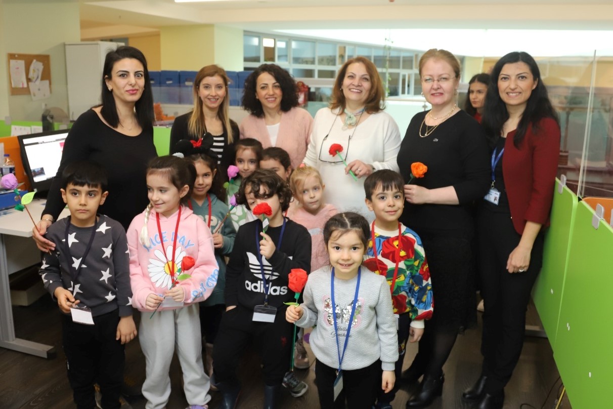 Kreşli Miniklerden Kadın Personele ‘8 Mart’ Sürprizi