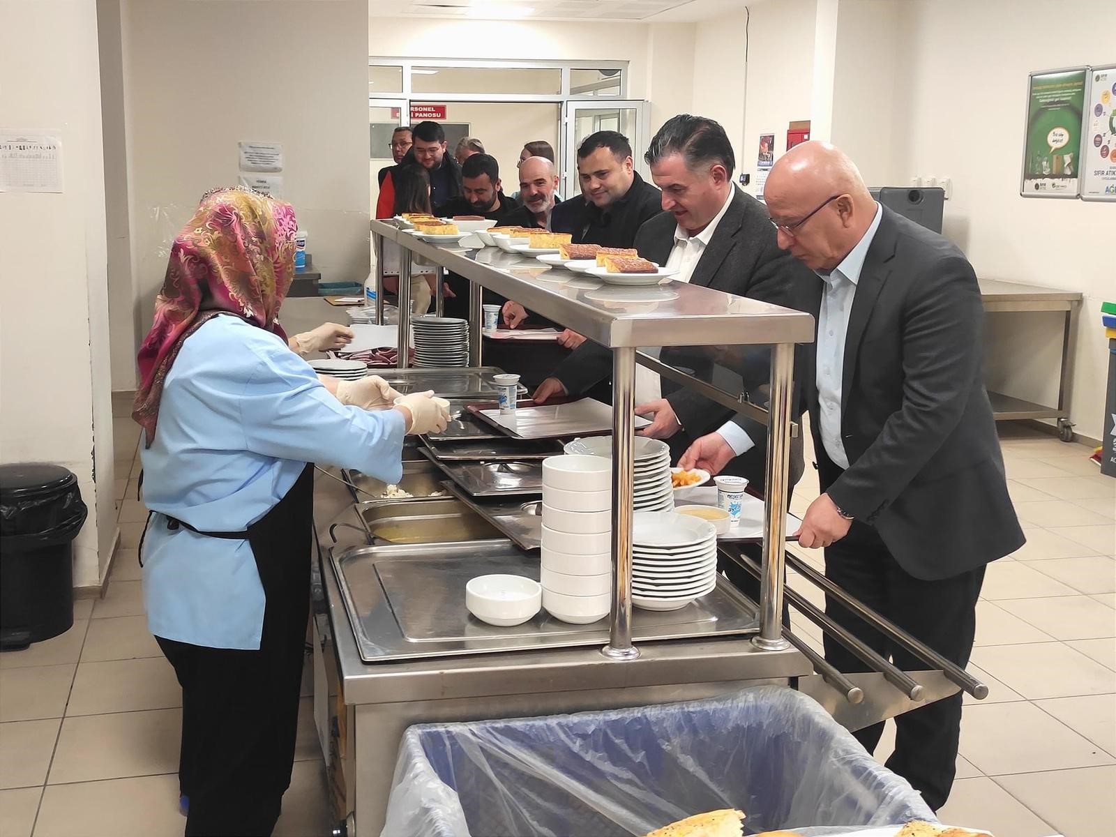 Kınık Belediye Başkanı Dr. Sadık Doğruer iftarda meslektaşlarıyla buluştu