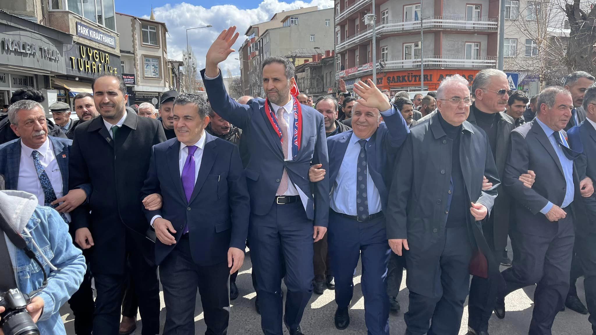 CHP’DE 15 MAYIS PROVASI: HER KES ORADAYDI! İZDİHAM YAŞANDI, HALK SOKAKLARA SIĞMADI